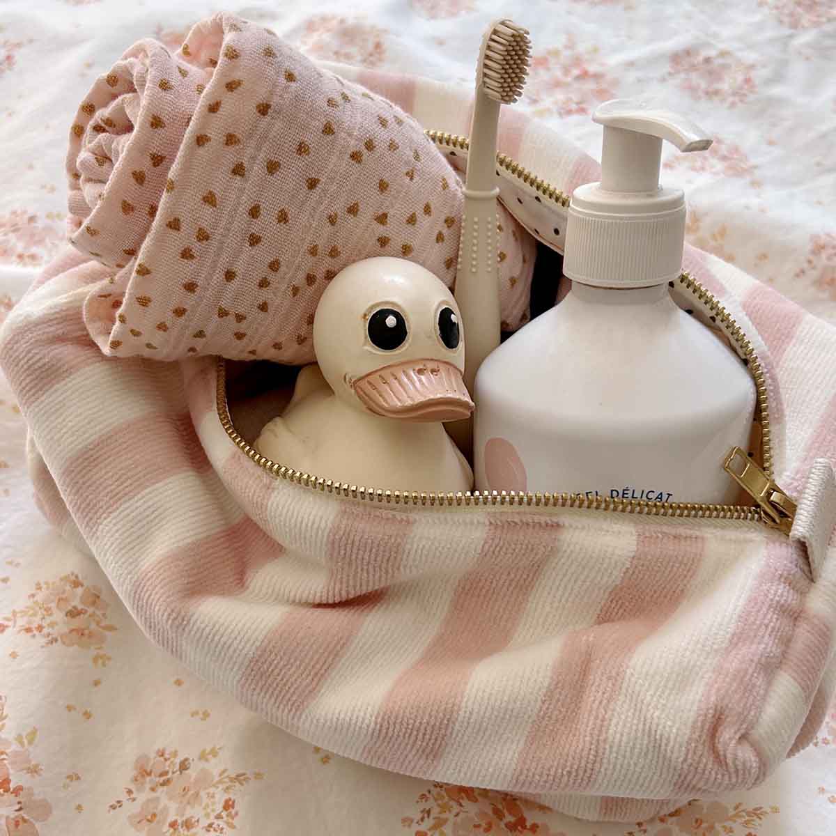 VIC LIGHT PINK SPONGE TOILET BAG